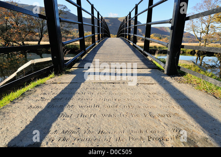 Winnie The Pooh Zitat auf die Chinesisch-Brücke über den Fluss Derwent in der Nähe von Keswick, englischen Lake District Stockfoto