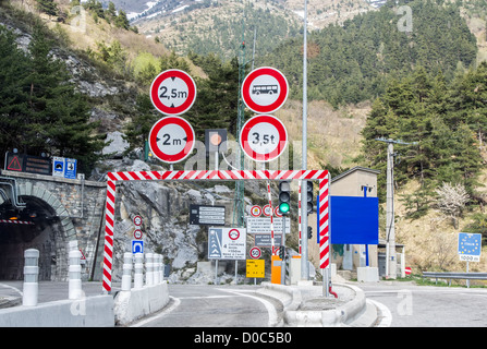 Tunnel in den Bergen mit Schranke und Grenzen Stockfoto