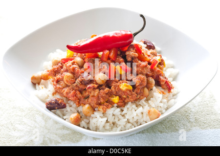 Reis mit Chili Con Carne und rote Chilischoten Stockfoto