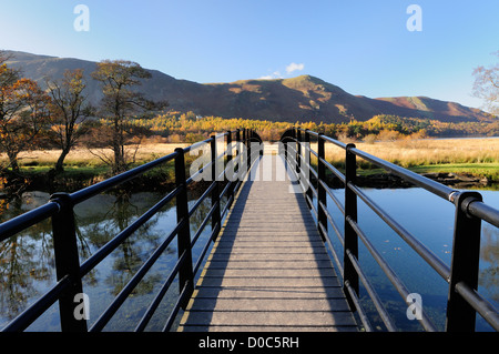 Chinesisch-Brücke über den Fluss Derwent in der Nähe von Keswick im englischen Lake District, mit Katze Glocken im Hintergrund Stockfoto