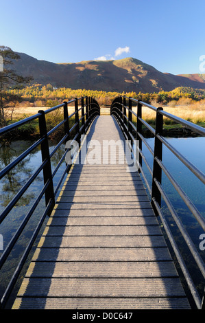 Chinesisch-Brücke über den Fluss Derwent in der Nähe von Keswick im englischen Lake District, mit Katze Glocken im Hintergrund Stockfoto