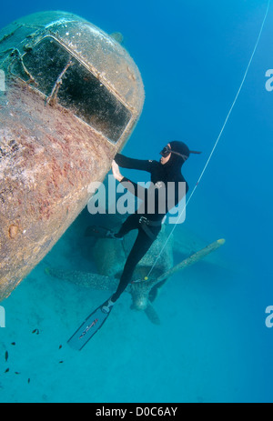 Freediver im Inneren des Wracks der Douglas DC-3 Dakota, Mittelmeer, Kash, Türkei Stockfoto