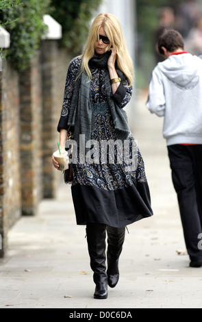 Claudia Schiffer bringt ihren Sohn zu School London, England - 08.10.10 Stockfoto