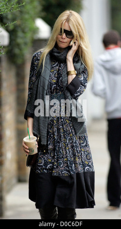 Claudia Schiffer bringt ihren Sohn zu School London, England - 08.10.10 Stockfoto