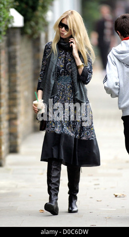 Claudia Schiffer bringt ihren Sohn zu School London, England - 08.10.10 Stockfoto