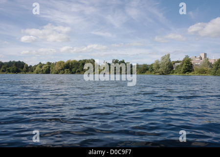 Ansicht der UEA in den breiten UEA in Norwich, Norfolk mit dem Sainsbury Centre for Visual Arts und die Ziggurats im Hintergrund. Stockfoto