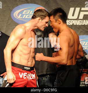 UK-Kämpfer, die Michael Bisping und Yoshihiro Akiyama von Japan Ultimate Fighting Championships UFC vor morgen wiegen ist UFC 120 Stockfoto