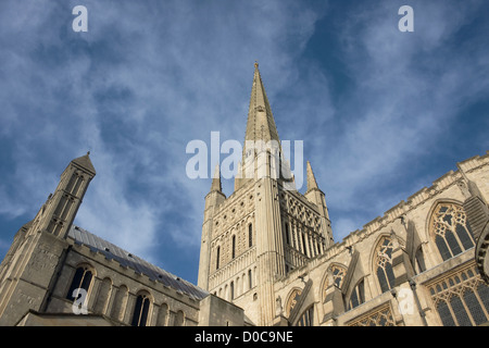 Süd-Ostblick Norwich Cathedral Turm mit blauem Himmel im Hintergrund. Stockfoto