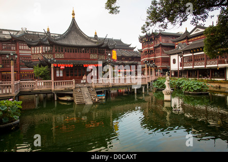 Blick auf das Huxinting-Teehaus im Yu Yuan Garten Shanghai, China Stockfoto