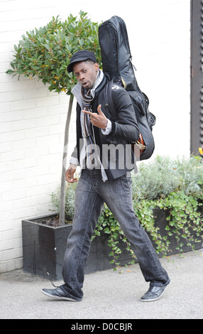 X Factor-Finalisten John Adeleye ankommen in einem Studio für Proben London, England - 22.10.10 Stockfoto