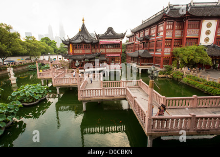 Blick auf das Huxinting-Teehaus im Yu Yuan Garten Shanghai, China Stockfoto