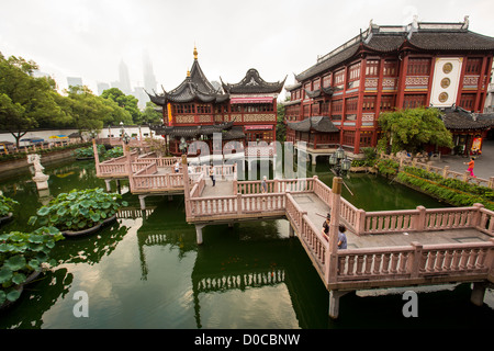 Blick auf das Huxinting-Teehaus im Yu Yuan Garten Shanghai, China Stockfoto