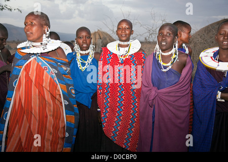 Massai-Frauen im Olpopongi Cultural Village in der Nähe von Kilimandscharo in Tansania; Ost-Afrika; Afrika Stockfoto