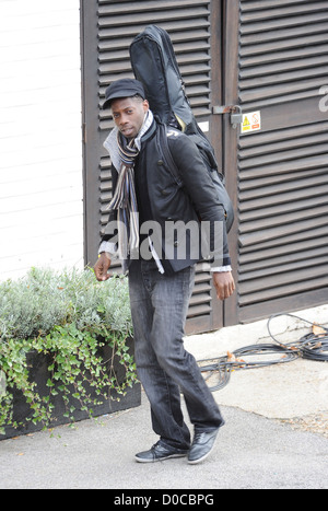 X Factor-Finalisten John Adeleye ankommen in einem Studio für Proben London, England - 22.10.10 Stockfoto