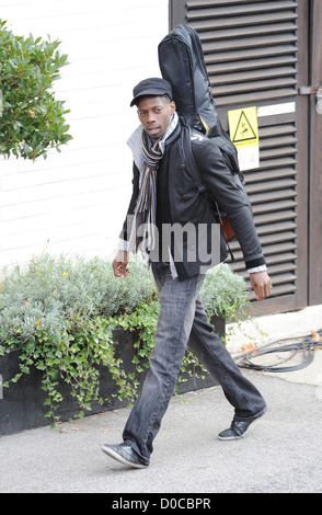 X Factor-Finalisten John Adeleye ankommen in einem Studio für Proben London, England - 22.10.10 Stockfoto