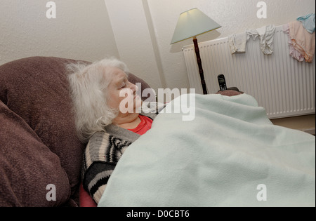 Rentner mit einer Decke hält er warm schlafen Stockfoto