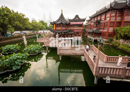 Blick auf das Huxinting-Teehaus im Yu Yuan Garten Shanghai, China Stockfoto