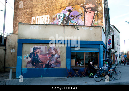 Hackney 18. November 2012. Ecke von Andrews Road und Mare Street. Foto und Wandbild auf Café Wand. Stockfoto