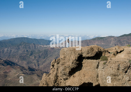 Stand am Anfang der Welt Gran Canaria Kanaren Felsen Roque Nublo Mann High Life Sicht Berge Stockfoto