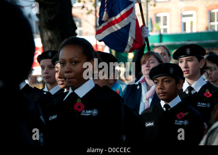 Gedenktag 11.11.2012. Islington Kriegerdenkmal. Junge Mitglieder der St John Ambulance Brigade mit Union Jack Stockfoto