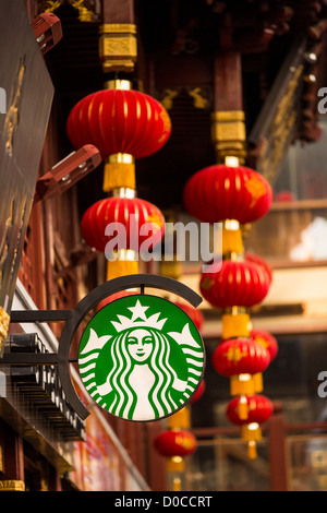 Ein Zeichen für Starbucks-Filiale in der historischen Yu Yuan Basar Shanghai, China Stockfoto