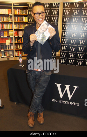 GOK Wan Zeichen Exemplare seines neuen Buches "durch dick und dünn: meine Autobiographie" Waterstones Buchladen in Liverpool Stockfoto
