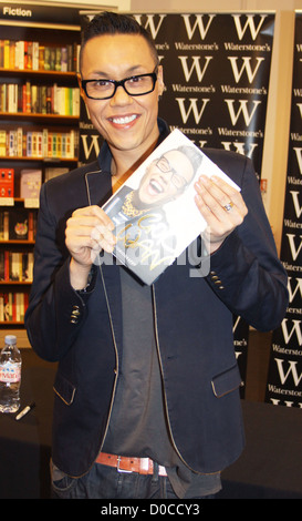 GOK Wan Zeichen Exemplare seines neuen Buches "durch dick und dünn: meine Autobiographie" Waterstones Buchladen in Liverpool Stockfoto