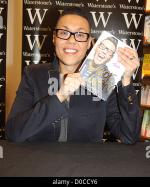 GOK Wan Zeichen Exemplare seines neuen Buches "durch dick und dünn: meine Autobiographie" Waterstones Buchladen in Liverpool Stockfoto