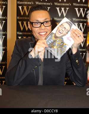 GOK Wan Zeichen Exemplare seines neuen Buches "durch dick und dünn: meine Autobiographie" Waterstones Buchladen in Liverpool Stockfoto