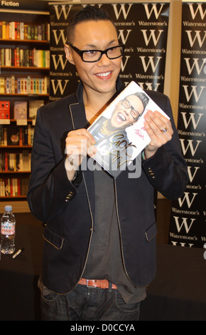 GOK Wan Zeichen Exemplare seines neuen Buches "durch dick und dünn: meine Autobiographie" Waterstones Buchladen in Liverpool Stockfoto