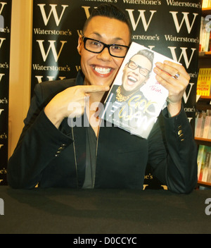 GOK Wan Zeichen Exemplare seines neuen Buches "durch dick und dünn: meine Autobiographie" Waterstones Buchladen in Liverpool Stockfoto