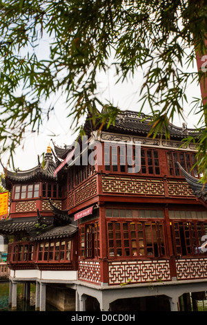 Blick auf das Huxinting-Teehaus im Yu Yuan Garten Shanghai, China Stockfoto