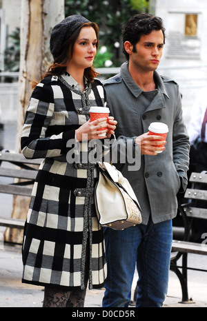 Penn Badgley und Leighton Meester Dreharbeiten vor Ort am Set von "Gossip Girl" New York City, USA Stockfoto