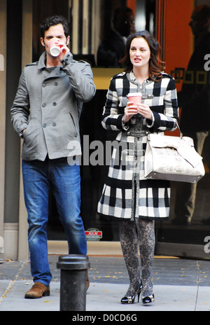 Penn Badgley und Leighton Meester Dreharbeiten vor Ort am Set von "Gossip Girl" New York City, USA - 22.10.10 Stockfoto