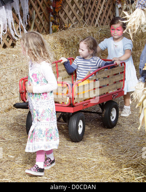 Savannah Mahoney und Eden Mahoney Marcia Cross nimmt ihre Zwillingstöchter, Herr Knochen Pumpkin Patch in West Hollywood Los Stockfoto