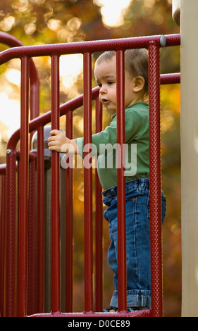 Achtzehn Monate alten Jungen auf Spielgeräten im Park der Irokesen in Louisville, Kentucky Stockfoto