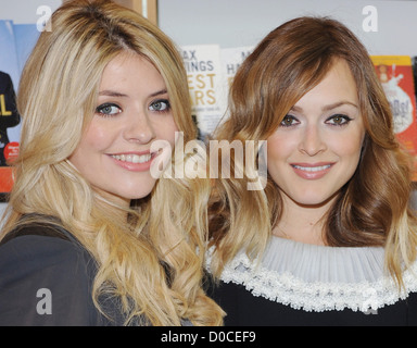 Holly Willoughby und Fearne Cotton Holly Willoughby und Fearne Cotton bei einer Signierstunde für ihren neuen besten Freunde buchen Stockfoto