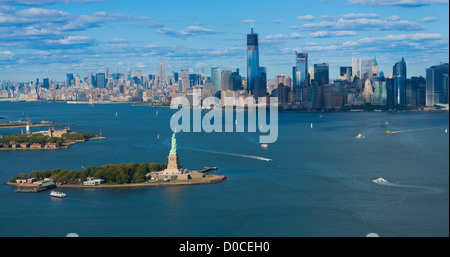Panorama der Skyline von New York City: Statue of Liberty und Manhattan Stockfoto