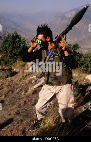 Afghanische Kämpfer mit RPG-7 und Einweg-Kamera Stockfoto