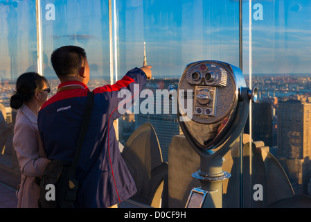 Chinesische Touristen auf der Aussichtsplattform des Rockefeller Center Manhattan Wolkenkratzer anschauen Stockfoto