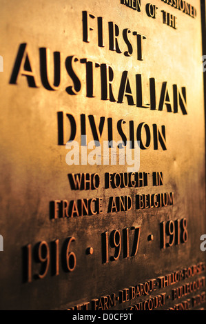 BRONZE PLAKETTE TANKS DENKMAL GEDENKSTÄTTE UMGEWANDELT MEMORIAL AUSTRALISCHEN SOLDATEN, DIE IM JAHRE 1916 KÄMPFTE GEFUNDEN SOMME (80) Stockfoto