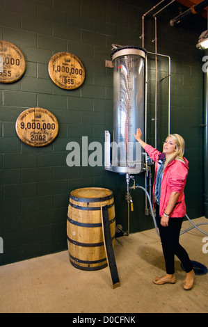 Reiseführer sprechen über die verkohlten Weißeichenfässer verwendet bei der Herstellung von Bourbon Whiskey in Jim Beam Destillerie in Kentucky Stockfoto