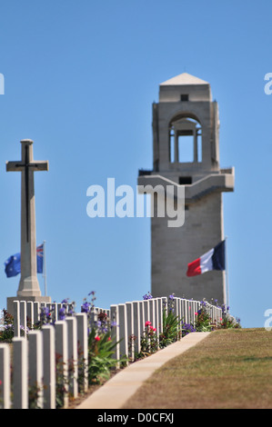 FRIEDHOF KREUZ OPFER VOR AUSTRALISCHEN NATIONAL MEMORIAL EINGEWEIHT IM JAHRE 1938 VILLIERS-BRETONNEUX SOMME (80) FRANKREICH Stockfoto