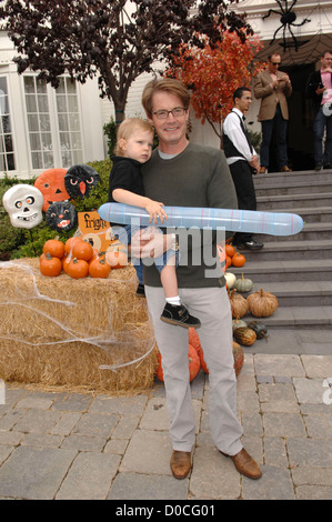 Kyle MacLachlan und seinem Sohn Callum Lyon MacLachlan Promis bei Pottery Barn Kids Halloween Karneval Los Angeles, USA- Stockfoto