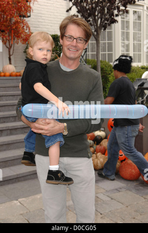 Kyle MacLachlan und sein Sohn Callum Lyon MacLachlan prominente Pottery Barn Kids Halloween Karneval Los Angeles, USA - 23.10.10 Stockfoto