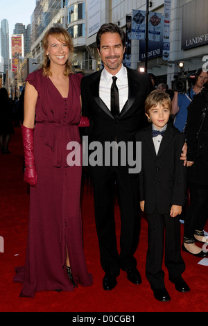 Janet Holden, Eric McCormack und Finnigan McCormack "Canada Walk of Fame" im Canon Theatre statt. Toronto, Kanada- Stockfoto