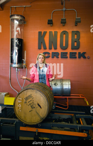 Reiseführer sprechen Entleerung im Alter Barrelsof Knob Creek Bourbon Whiskey in Jim Beam Destillerie in Clermont, Kentucky Stockfoto