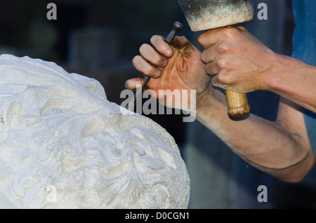 Steinmetz bei der Arbeit auf die Restaurierung auf Hereford Kathedrale Stockfoto