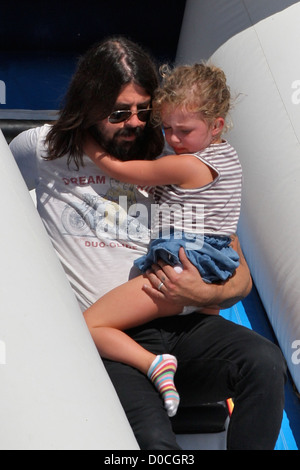 Foo Fighters und Them Crooked Vultures Rocker, Dave Grohl, mit seiner Tochter Violet Maye, spielen auf eine Kinder-Hüpfburg Stockfoto