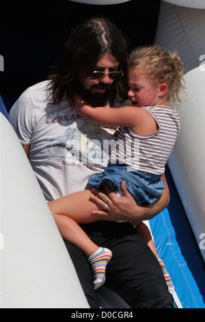 Foo Fighters und Them Crooked Vultures Rocker, Dave Grohl, mit seiner Tochter Violet Maye, spielen auf eine Kinder-Hüpfburg Stockfoto